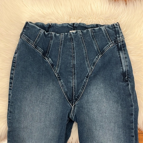 Good American Mega Compression Flare High Waist Jeans - Picture 8 of 15